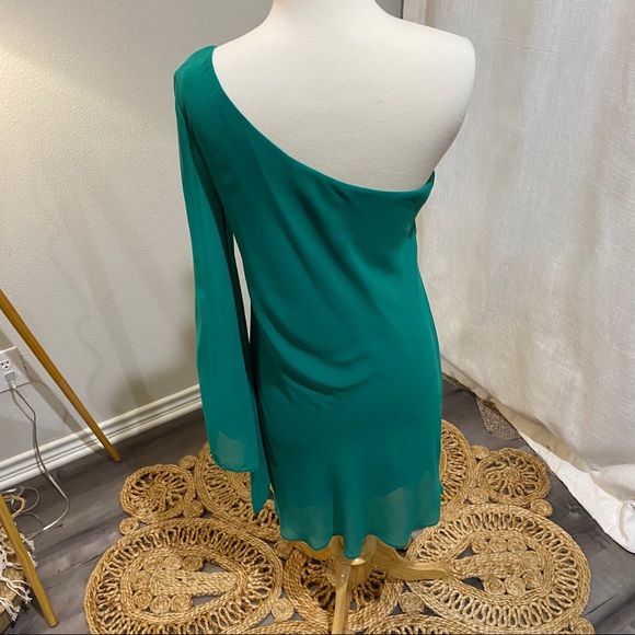 Soprano Emerald One Shoulder Slit Bell Sleeve - Picture 5 of 9